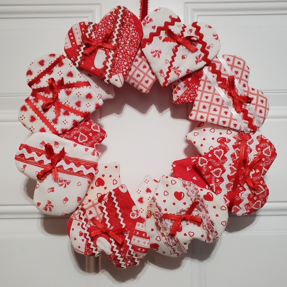 Valentine's Day Wreath & Home is Where the Heart Is figure - Picture 3 of 16